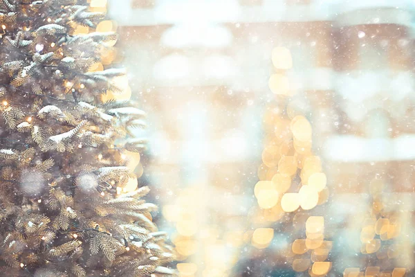 Wazig Achtergrond Kerstboom Buiten Gedecoreerde Sneeuw Achtergrond Nieuwjaar — Stockfoto