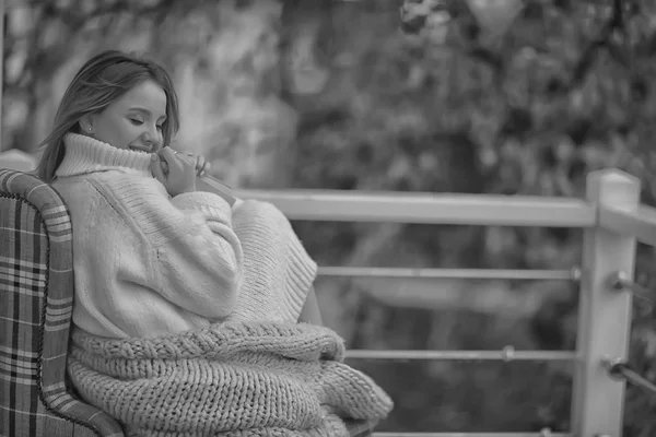 Ragazza Con Libro Autunno Sguardo Studente Apprendimento Legge Alberi Gialli — Foto Stock