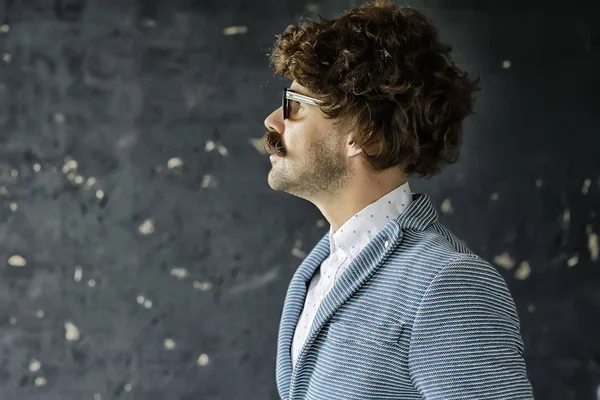 Mustascherad Man Klassisk Kostym Och Vintage Glasögon Lockigt Hipster Porträtt — Stockfoto