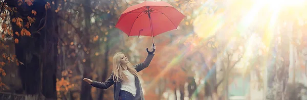 Őszi Megjelenés Napos Nap Egy Fiatal Lány Esernyővel Sétál Egy — Stock Fotó