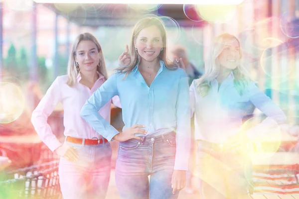 Drei Junge Frauen Lässigem Stil Freundinnen Langärmeligen Hemden Und Jeans — Stockfoto
