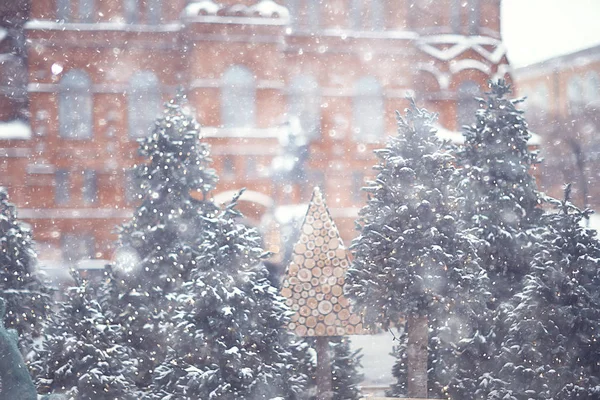 背景がぼやけ外のクリスマスツリー背景が雪で飾られ新年 — ストック写真