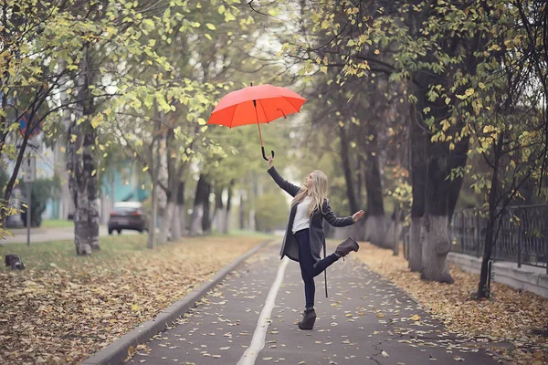 Dívka Deštníkem Pózuje Podzimním Parku Říjen Krajina Osamělá Žena Drží — Stock fotografie