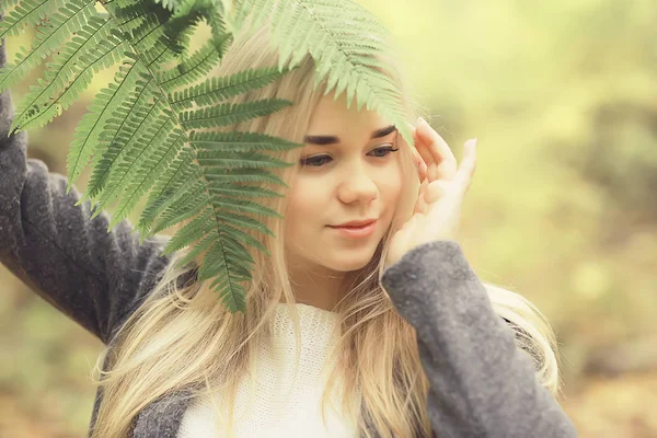 Eko Koncept Flicka Porträtt Ormbunke Ung Vuxen Modell Blond Grönt — Stockfoto