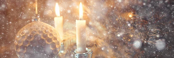 圣诞蜡烛装饰卡片 新年装饰 餐桌装饰 燃烧的蜡烛和圣诞树枝条 — 图库照片