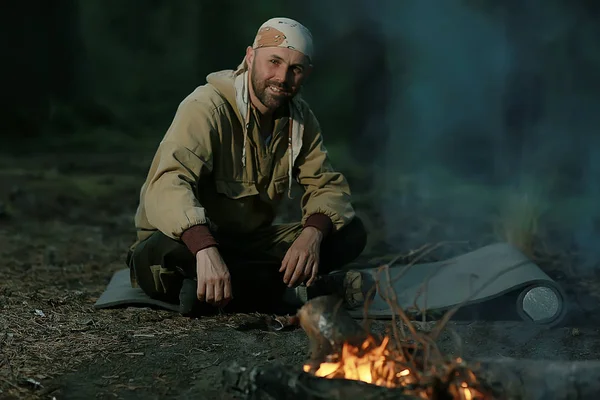 Turist Brasa Jägare Man Taiga Sola Elden — Stockfoto