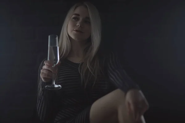 Sexy Blondynka Dziewczyna Pije Szampana Kieliszka Wieczorem Efektowny Styl Portret — Zdjęcie stockowe