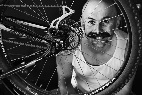 Retrato Vintage Hombre Bigotudo Reparando Una Rueda Bicicleta Hipster Excéntrico — Foto de Stock
