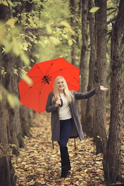 Dívka Deštníkem Pózuje Podzimním Parku Říjen Krajina Osamělá Žena Drží — Stock fotografie