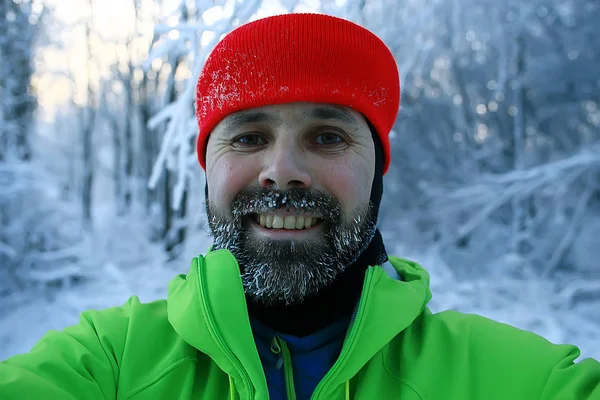 北欧の冬の季節の野外活動ノルウェーの冒険家の肖像画 霜のひげ — ストック写真