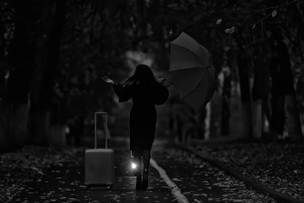 Noc Dziewczyna Idzie Parasolem Walizką Jesiennym Parku Pojęcie Podróży Smutek — Zdjęcie stockowe