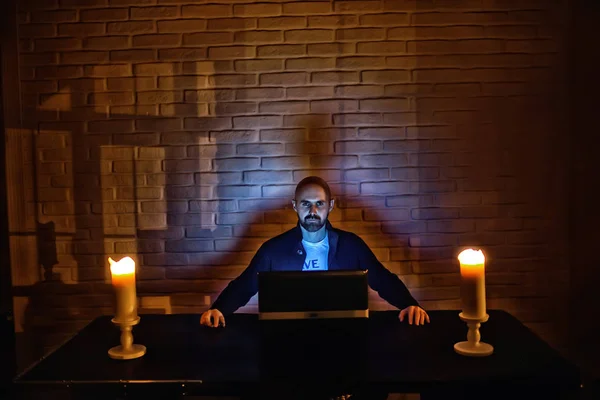 Sihirli Gece Konsepti Bilgisayardaki Adam Korku Interneti — Stok fotoğraf
