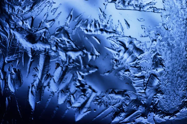 青い氷のガラスの背景ガラスに氷の表面の抽象的な質感凍った季節の水 — ストック写真
