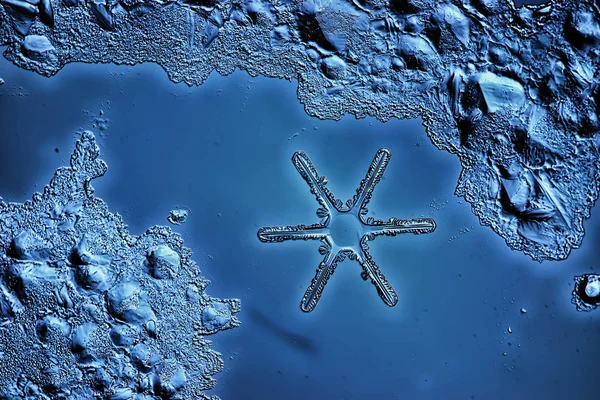 青い氷のガラスの背景ガラスに氷の表面の抽象的な質感凍った季節の水 — ストック写真