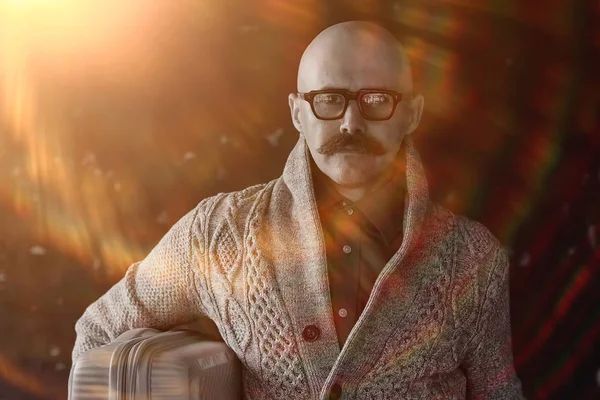 Mann Mit Koffer Touristenkonzept Schnurrbart Mit Brille Exzentrischer Typ — Stockfoto