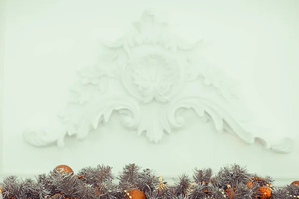 Versierde Kerstboom Prachtige Achtergrond Geschenken Ballen Vakantie — Stockfoto
