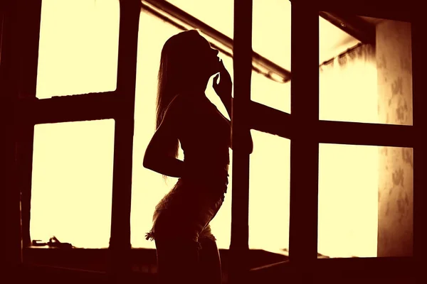 Sexy Model Domu Poddaszu Wnętrze Tylne Światło Sylwetki Promienie Słońca — Zdjęcie stockowe