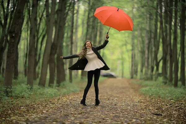 Junge Frau Tanzt Einem Herbstpark Mit Einem Regenschirm Dreht Sich — Stockfoto