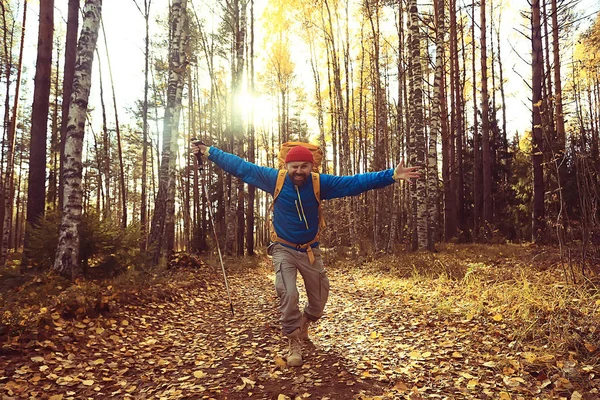 Siga Uma Caminhada Homem Convida Você Para Uma Caminhada Floresta — Fotografia de Stock