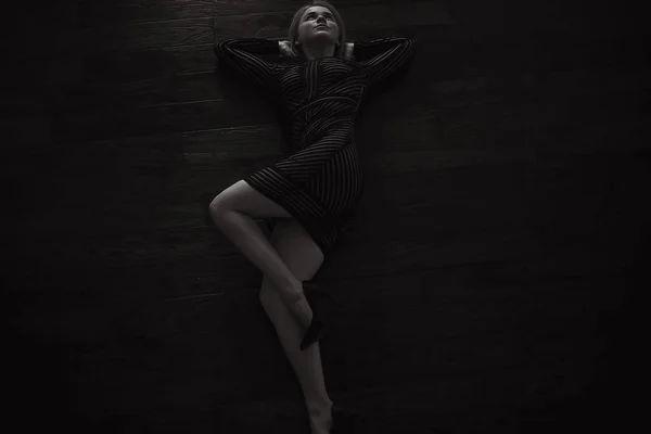 セクシーなモデルはパケットの木製の床に横たわっています エロいドレスでポーズをとる美しい大人のモデル — ストック写真