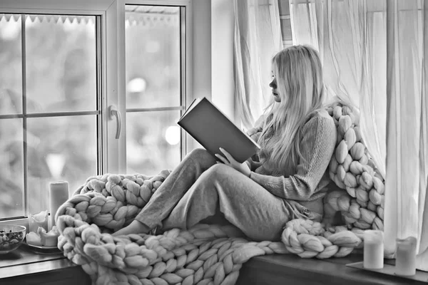 Chica Punto Ventana Cuadros Leyendo Libro Mujer Joven Leyendo Casa —  Fotos de Stock