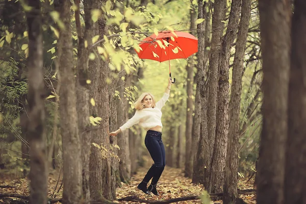 Dívka Červeným Deštníkem Letěla Deštníku Skákala Bavila Žluté Podzimní Krajině — Stock fotografie