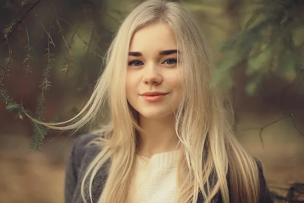 Natureza Loira Retrato Outono Bela Jovem Menina Adulta Com Cabelo — Fotografia de Stock