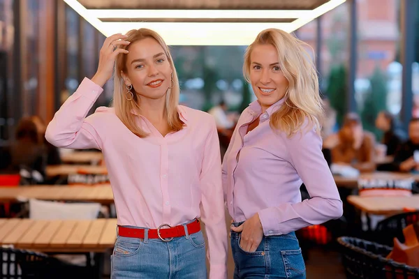 Deux Copines Chemises Roses Jeunes Adultes Beaux Modèles Chemises Style — Photo