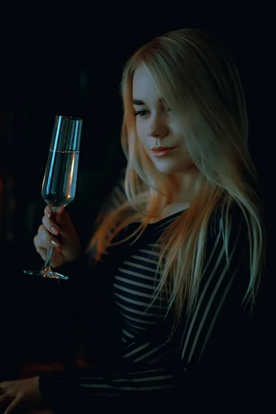 Sexy Blonde Meisje Drinkt Champagne Uit Een Glas Avond Glamoureuze — Stockfoto