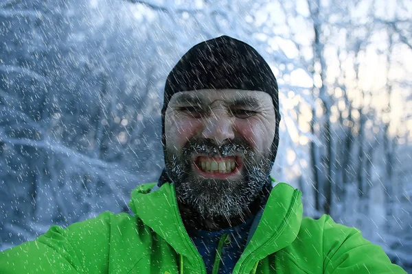 挪威斯堪的纳维亚 一个留着胡子的年轻人的肖像 冬季季节性的户外活动 — 图库照片