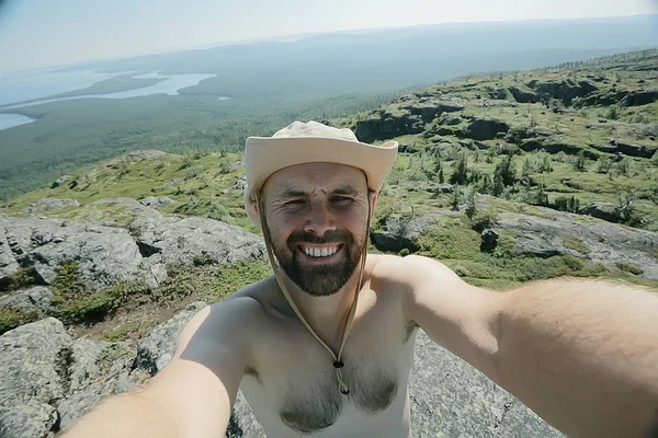 İnsanlar tatil dağlarında gezer yaz yürüyüşü yapar, dinlenir.