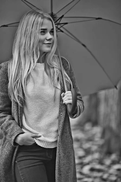 Mädchen Mit Regenschirm Posiert Herbstpark Oktoberlandschaft Einsame Frau Mit Rotem — Stockfoto