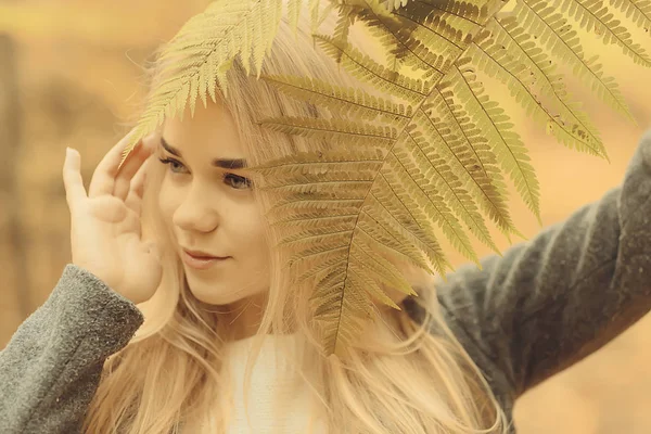 Eco Concept Meisje Portret Varen Jong Volwassen Model Blond Groen — Stockfoto