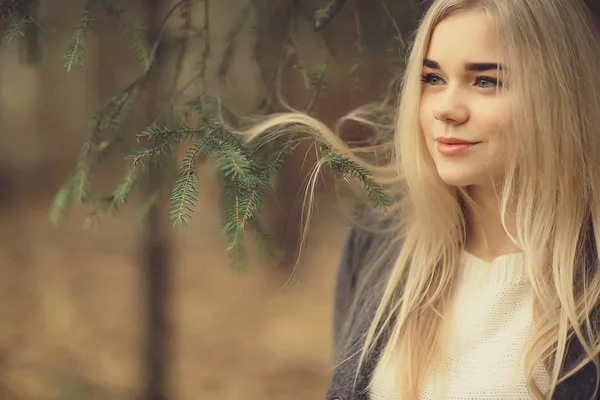 Natureza Loira Retrato Outono Bela Jovem Menina Adulta Com Cabelo — Fotografia de Stock