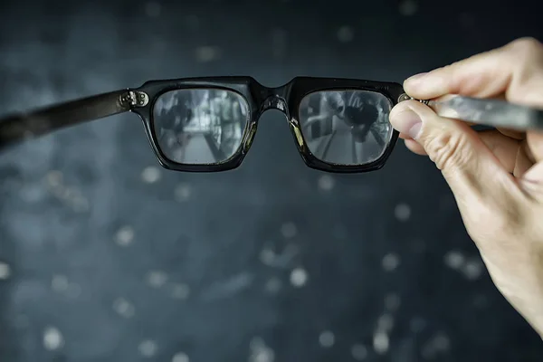 Brille Vision Konzept Mann Hält Brille Der Hand — Stockfoto