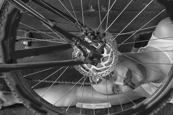 Retrato Vintage Hombre Bigotudo Reparando Una Rueda Bicicleta Hipster Excéntrico — Foto de Stock