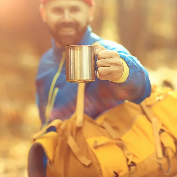 Bevanda Calda Durante Escursione Uomo Beve Caldo Durante Escursione Foresta — Foto Stock