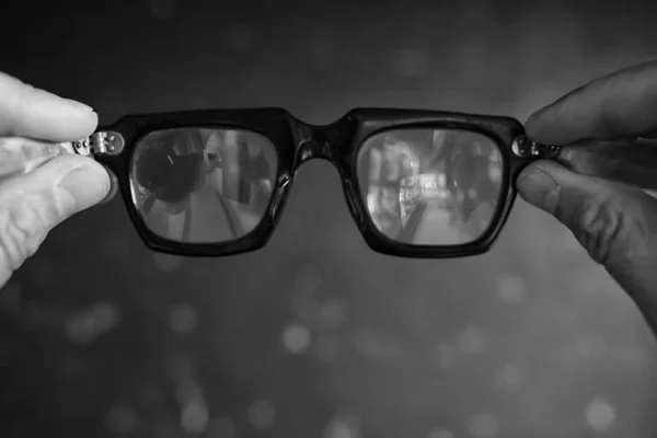 Glasögon Vision Koncept Man Håller Glasögon Handen — Stockfoto