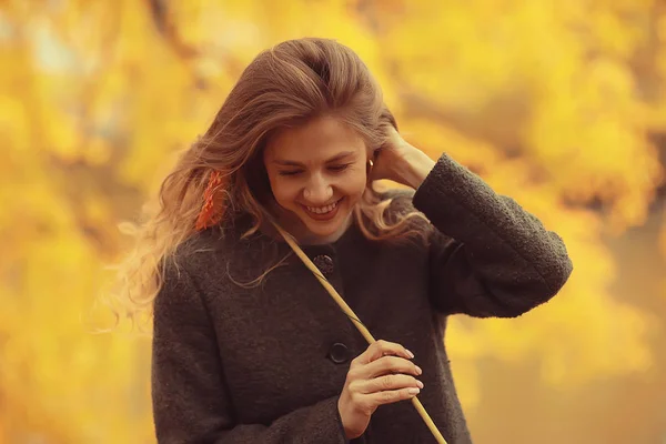 Осінній Портрет Красивої Блондинки Однією Квіткою Модель Позує Позитивну Посмішку — стокове фото