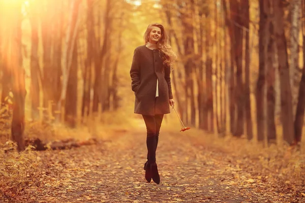 Modell Herbst Spaziergang Gelb Park Romantik Schöne Junge Erwachsene Modell — Stockfoto