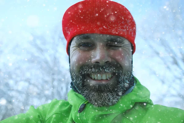 Vousy Chrastítku Portrét Mladého Vousáče Sezónní Outdoorové Aktivity Zimě Skandinávii — Stock fotografie