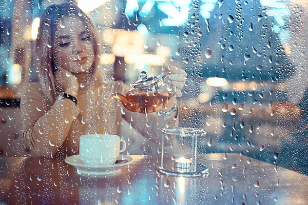Kaffeemädchen Regen Herbst Kalter Morgen Stadtcafé Traurigkeit Tropfen Auf Glas — Stockfoto