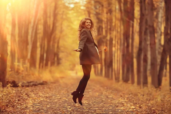 Modello Autunno Passeggiata Parco Giallo Romanticismo Bello Giovane Modello Adulto — Foto Stock