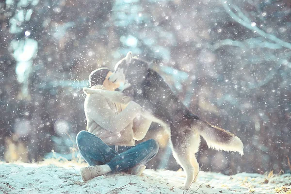 Joven Abraza Perro Husky Invierno Bosque Hombre Perro Abrazan Juntos —  Fotos de Stock