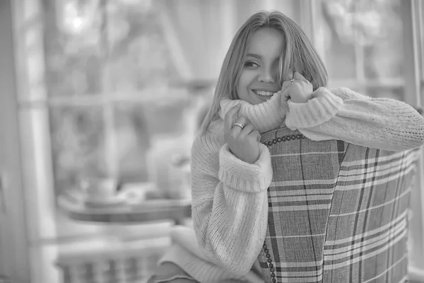 幸せな陽気なブロンドの肖像カジュアル 若いモデルポーズで写真 軽薄な健康的な女の子笑顔 — ストック写真