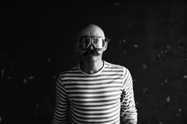Portret Van Een Stoompunk Hipster Man Met Snor Poserend Gezicht — Stockfoto