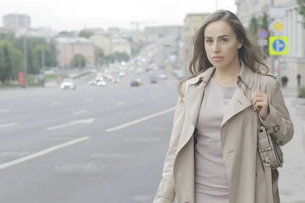 Business Lady Stands Road Cars Traffic Urban Style Travel City — Stock Photo, Image