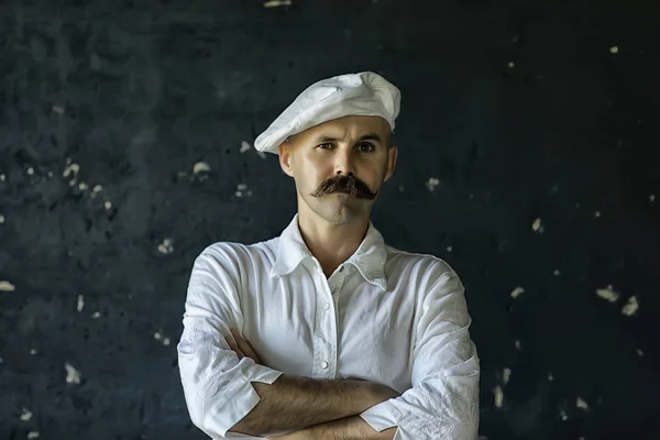 Bir Aşçının Portresi Bıyıklı Şapkalı Bir Erkek Şef Meslek Sahibi — Stok fotoğraf