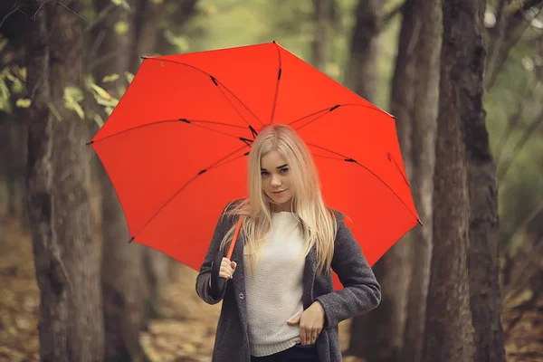 Fille Avec Parapluie Posant Dans Parc Automne Octobre Paysage Femme — Photo