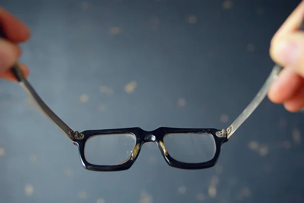 Conceito Visão Óculos Homem Segura Óculos Sua Mão — Fotografia de Stock